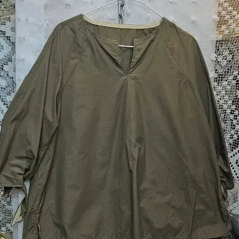 [BUNJANG] V-Neck Khaki 7-Minute Sleeve Blouse / 브이넥 카키색 블라우스 7부