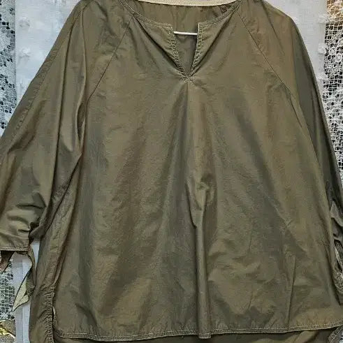 [BUNJANG] V-Neck Khaki 7-Minute Sleeve Blouse / 브이넥 카키색 블라우스 7부