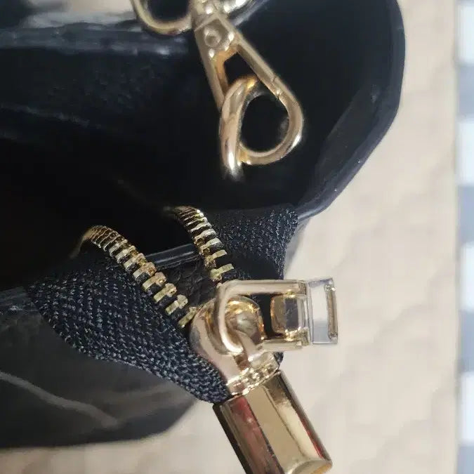 [BUNJANG] Black Leather Crossbody Shoulder Bag / 블랙 가죽 크로스.숄더백 포장가방