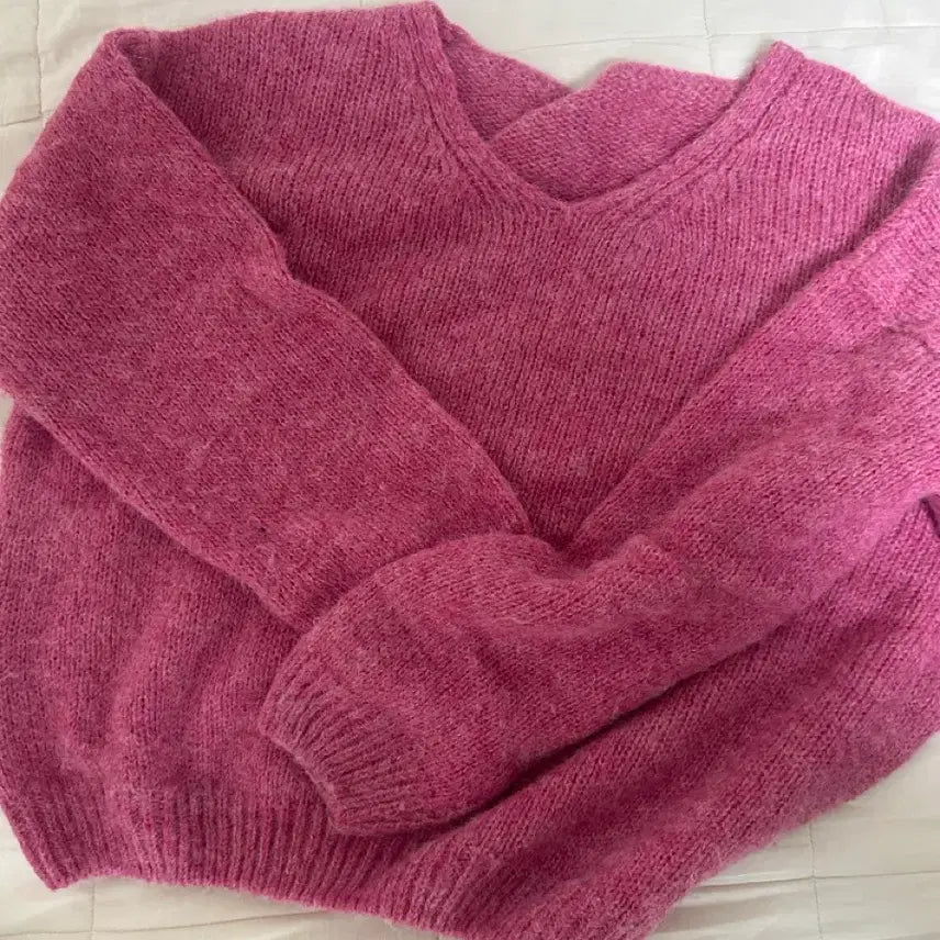 [BUNJANG] Hot Pink V-Neck Knit / *단종*핫핑크 브이넥 니트
