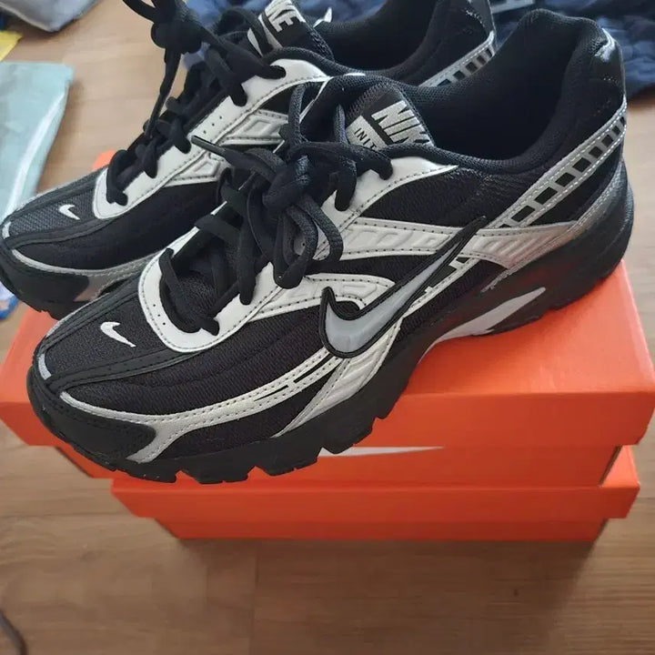 [BUNJANG] Nike Initiator 235 Black/Silver Shoes / 나이키 이니시에이터 235