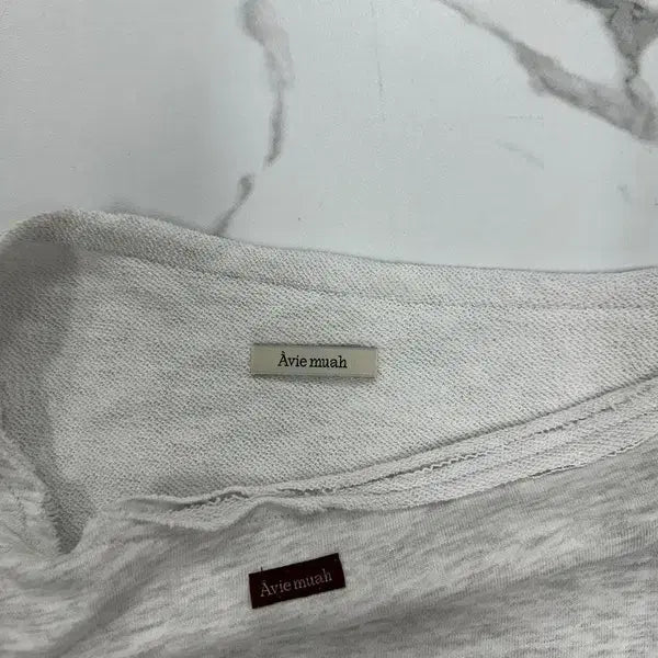 [BUNJANG] Avie Mua Off-Shoulder Sweatshirt / 아비에무아 오프숄더 맨투맨