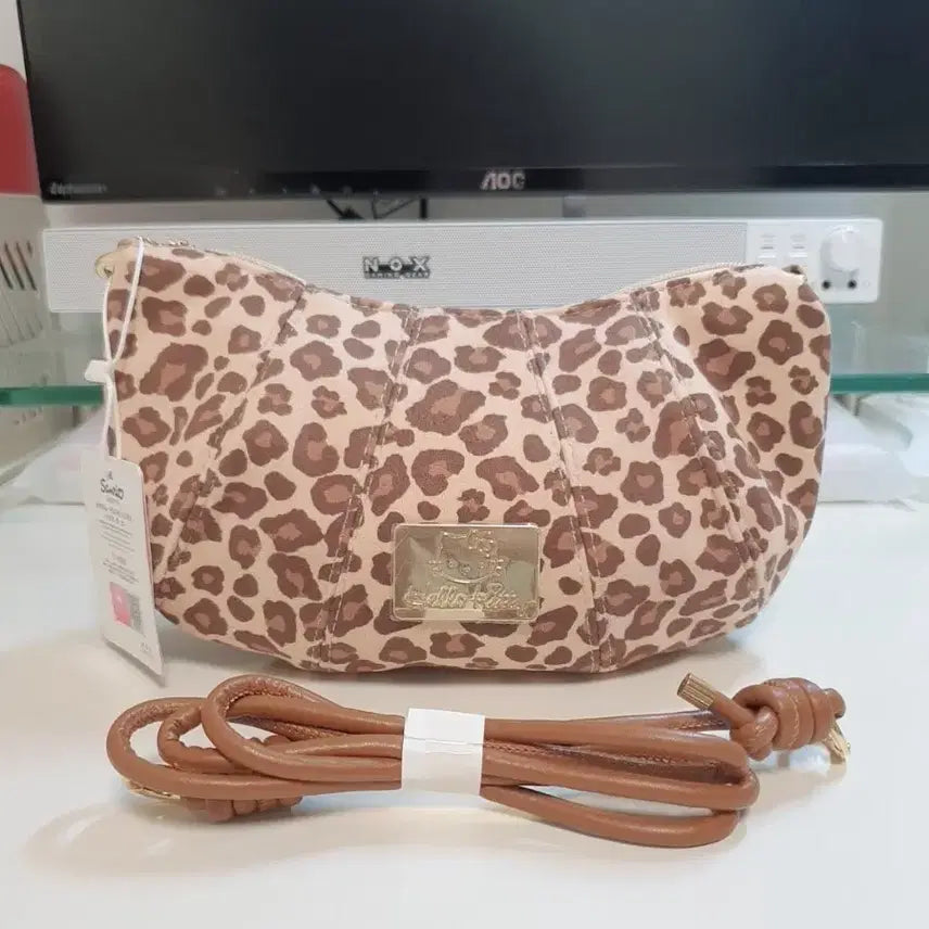 [BUNJANG] Hello Kitty Leopard Crossbody Bag / 헬로키티 레오파드 크로스백
