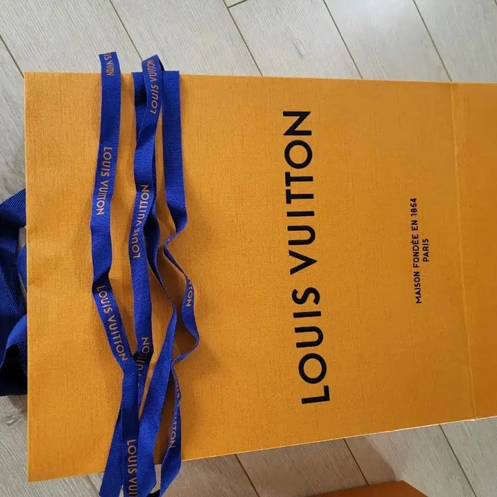 [BUNJANG] Louis Vuitton Shopping Bag, Box, and Chain Strap Set / 루이비통 체인스트랩, 쇼핑백,박스