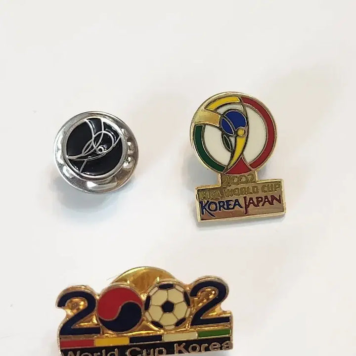 [BUNJANG] 2002 FIFA World Cup Commemorative Badge Set (3 pieces) / 2002 한일 월드컵 기념 뱃지 3개 일괄