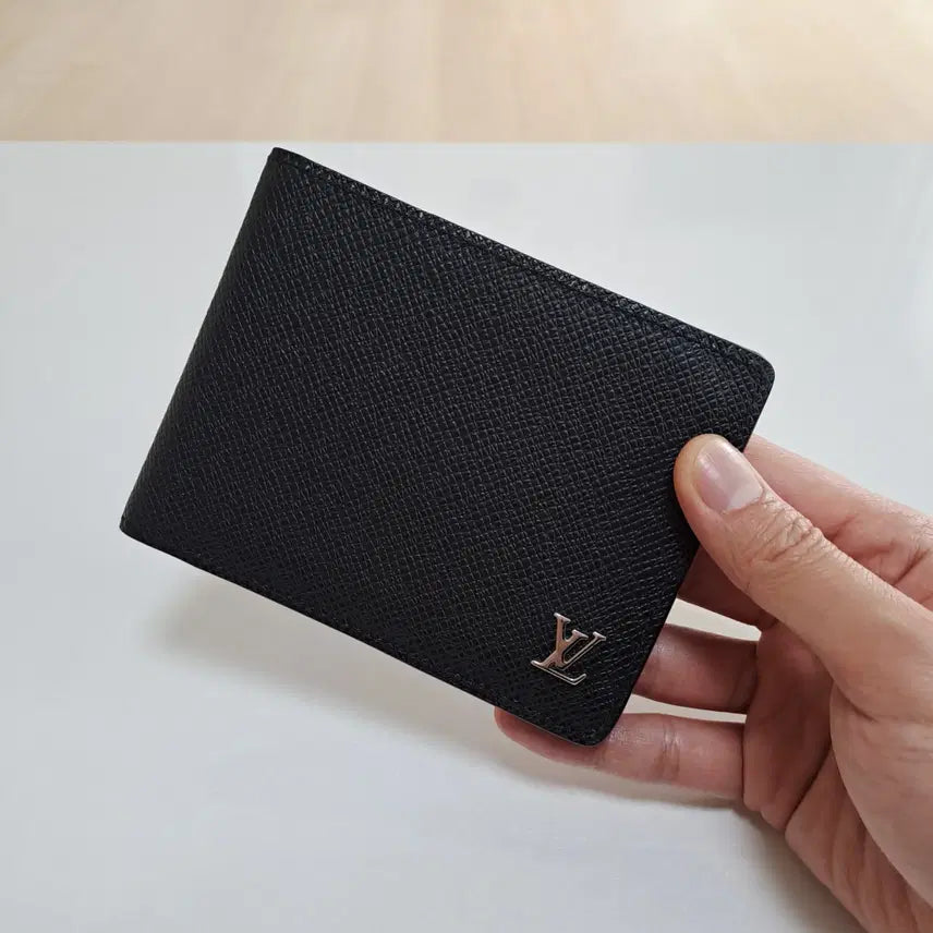 [BUNJANG] Louis Vuitton Multiple Wallet Taiga Black Silver Logo / [100%/정품] 루이비통 멀티플 은장 타이가 블랙 반지갑