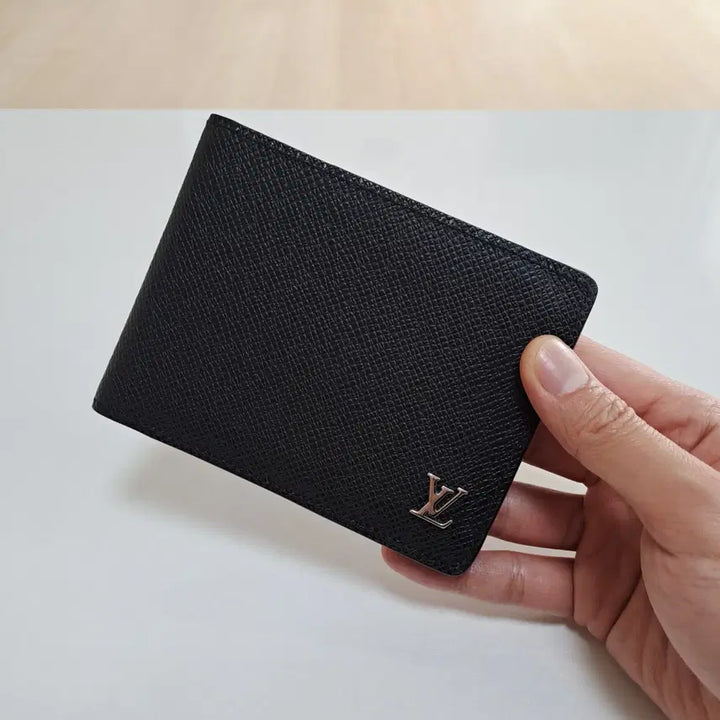 [BUNJANG] Louis Vuitton Multiple Wallet Taiga Black Silver Logo / [100%/정품] 루이비통 멀티플 은장 타이가 블랙 반지갑