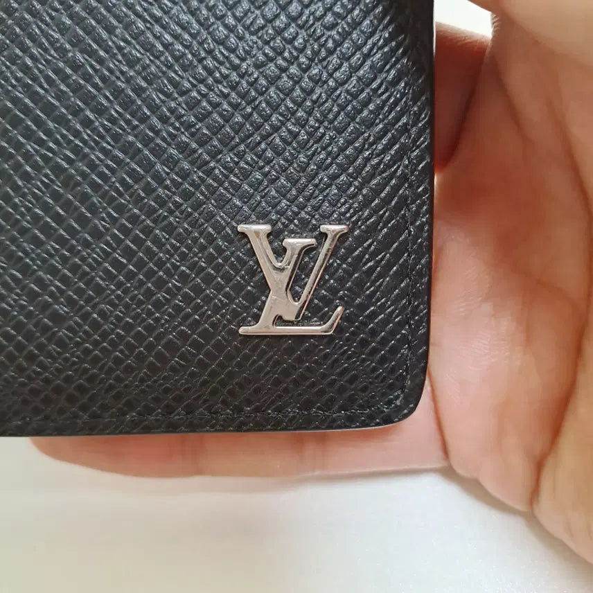 [BUNJANG] Louis Vuitton Multiple Wallet Taiga Black Silver Logo / [100%/정품] 루이비통 멀티플 은장 타이가 블랙 반지갑