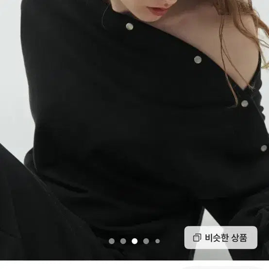 [BUNJANG] Black Up Seoulbased Off-the-shoulder Sweatshirt Black / 블랙업 서울베이스트 오프숄더 맨투맨 블랙
