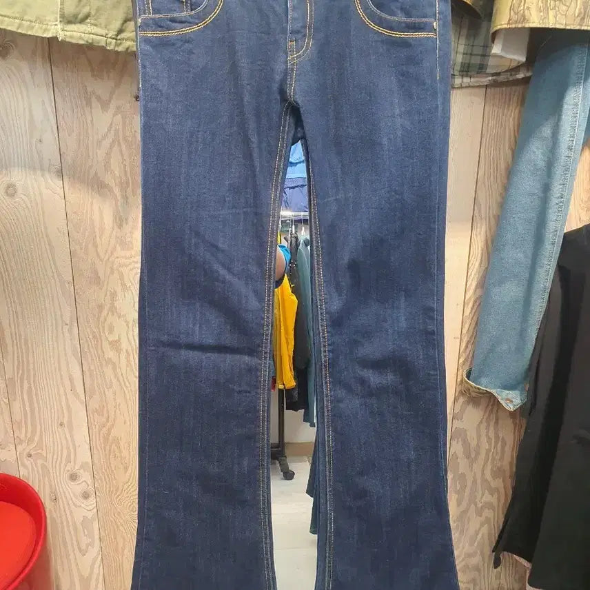 [BUNJANG] EGOIST Embroidered Indigo Semi-Bootcut Jeans (Size 66/30) / 상태최상] 에고이스트 자수 포인트 인디고 세미부츠컷 청바지 (66/30)