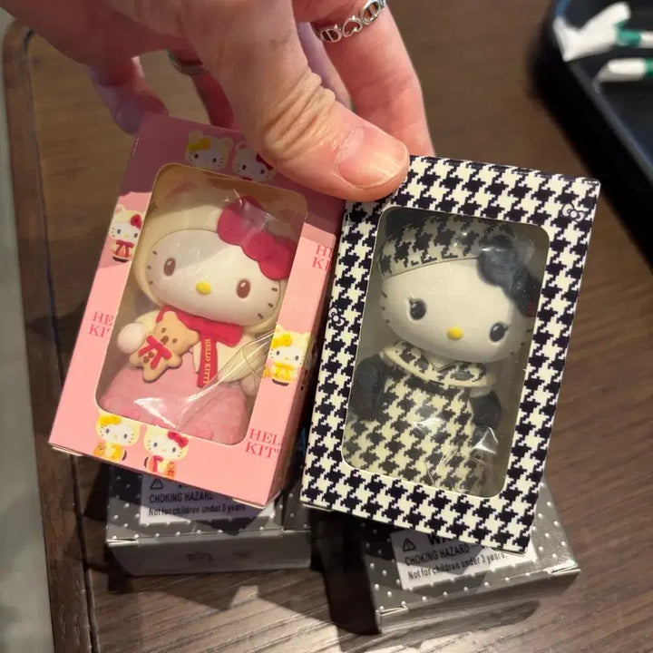[BUNJANG] Sanrio Hello Kitty Monochro Closet Birthday Mini Mascot Figure (Classic Kitty) / 산리오 헬로키티 모노 클로젯 생일 미니 마스코트 피규어 고전키티