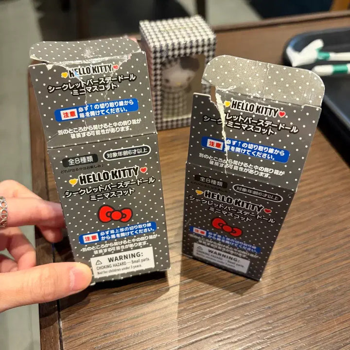 [BUNJANG] Sanrio Hello Kitty Monochro Closet Birthday Mini Mascot Figure (Classic Kitty) / 산리오 헬로키티 모노 클로젯 생일 미니 마스코트 피규어 고전키티