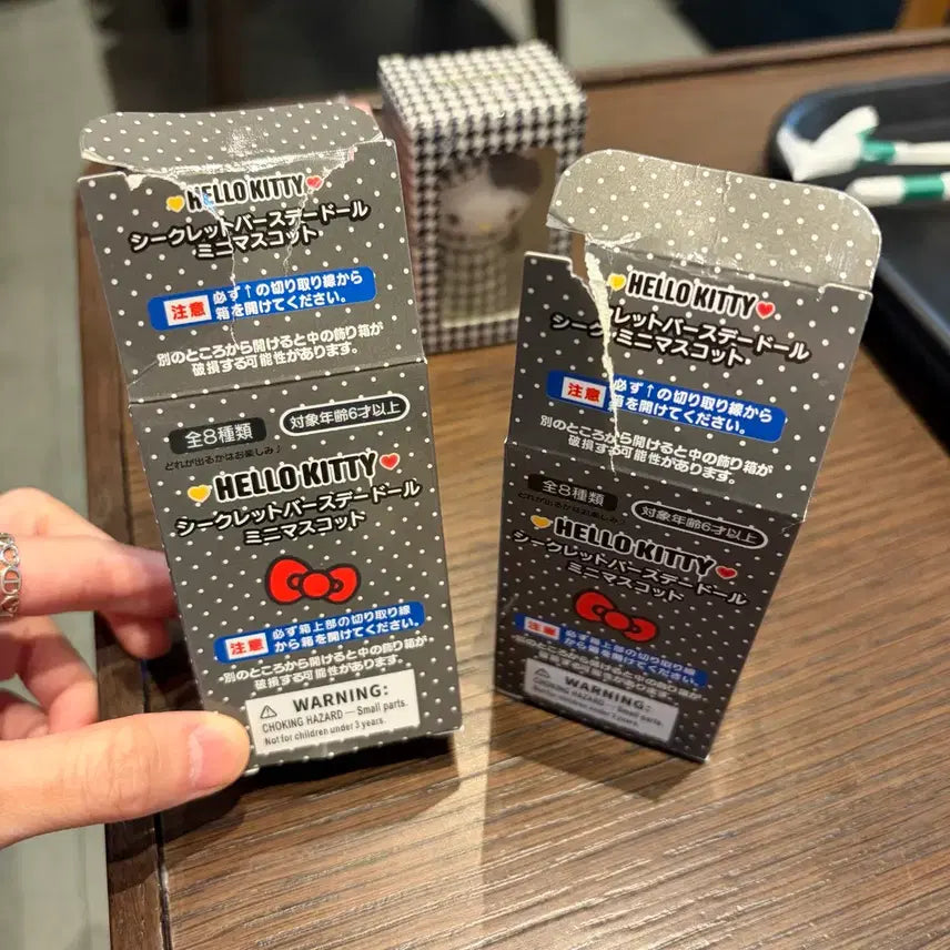[BUNJANG] Sanrio Hello Kitty Monochro Closet Birthday Mini Mascot Figure (Classic Kitty) / 산리오 헬로키티 모노 클로젯 생일 미니 마스코트 피규어 고전키티