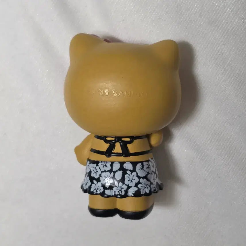[BUNJANG] Sanrio Tokonatsu Vacation Tanning Kitty Figure / 산리오 토코나츠 베케이션 태닝키티 피규어