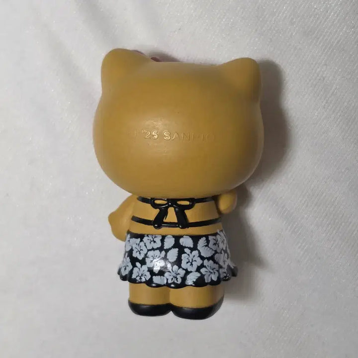 [BUNJANG] Sanrio Tokonatsu Vacation Tanning Kitty Figure / 산리오 토코나츠 베케이션 태닝키티 피규어