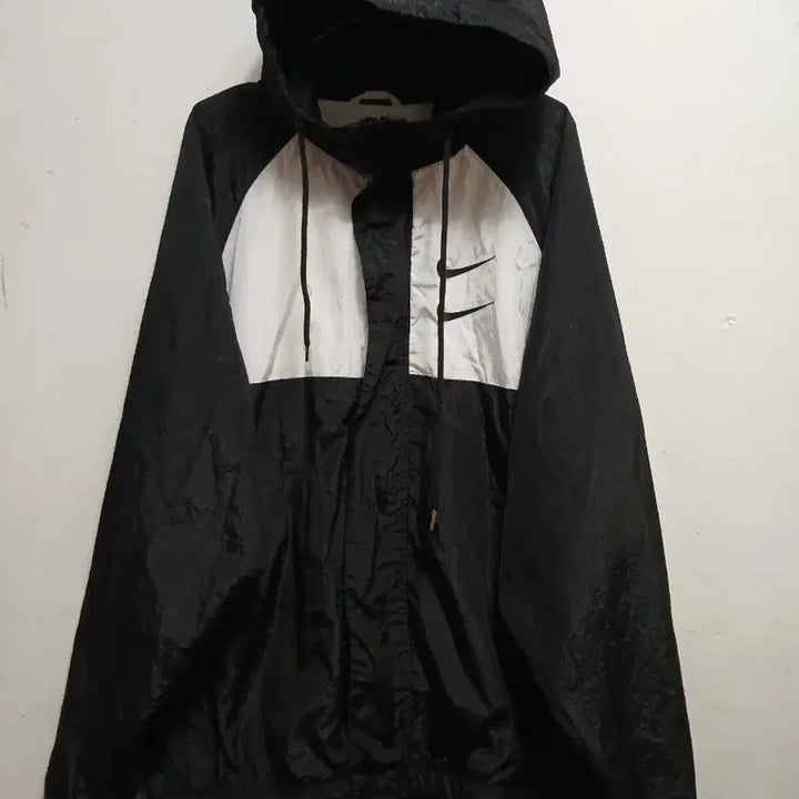 [BUNJANG] Nike Swoosh Hooded Windbreaker Jacket XL / 나이키 남성 스우시 블랙/화이트 후드 바람막이 자켓 사이즈 XL 105
