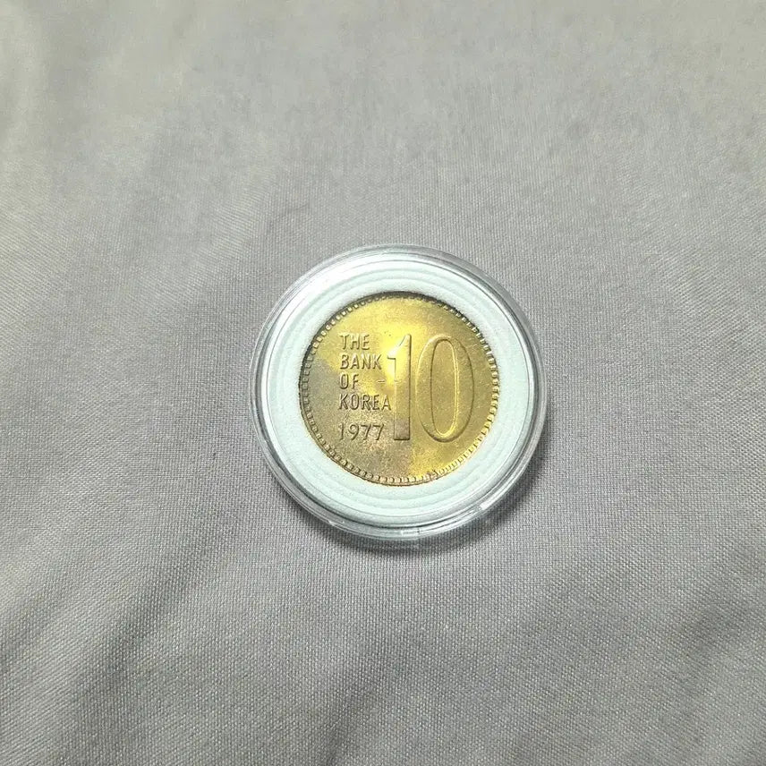 [BUNJANG] 1977 Korean Bank 10 Won Brass Coin (Unused) / <특년도><미사용> 1977년 한국은행 10원 황동화