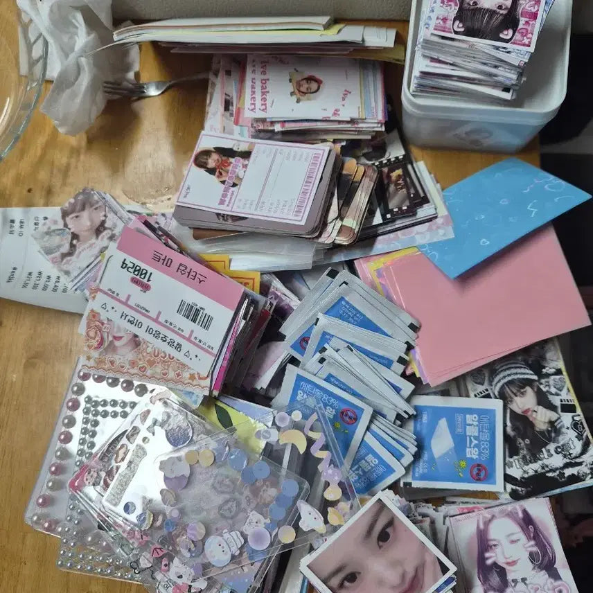 [BUNJANG] IVE Non-Official Goods Random Box (with Toploaders, Sleeves, Stickers, etc.) / 아이브 비공굿 랜박 (대지,탑로더,슬리브 등)