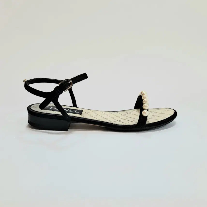 [BUNJANG] Chanel Pearl Embellished Suede Flat Sandals (Size 38C) / [CHANEL] 샤넬 진주 스트랩 샌들 38C