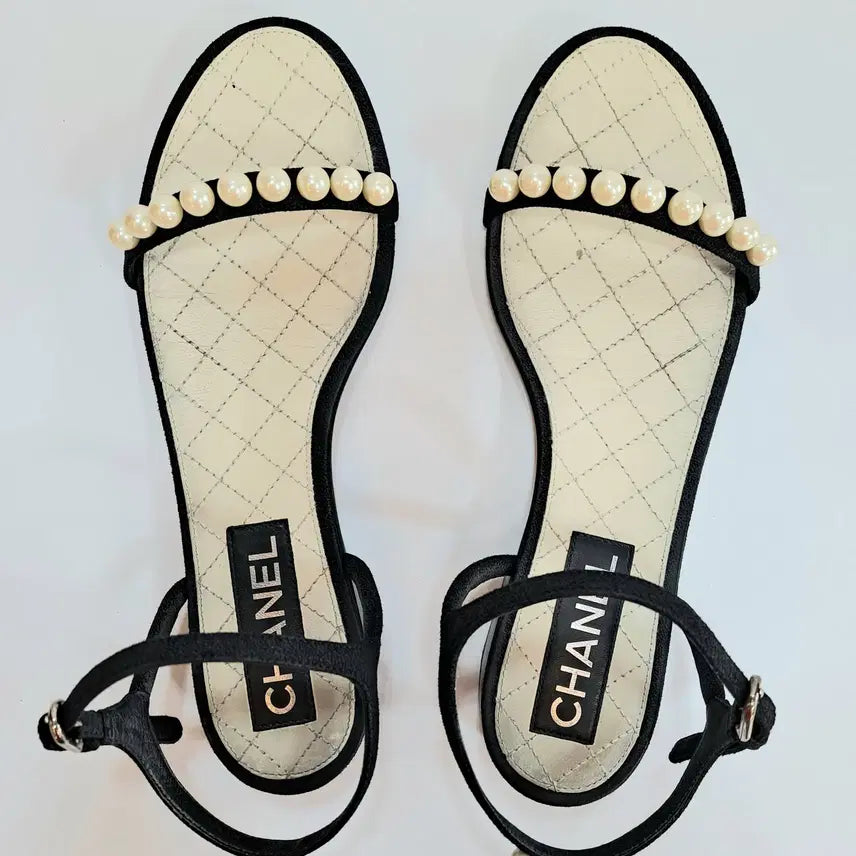 [BUNJANG] Chanel Pearl Embellished Suede Flat Sandals (Size 38C) / [CHANEL] 샤넬 진주 스트랩 샌들 38C