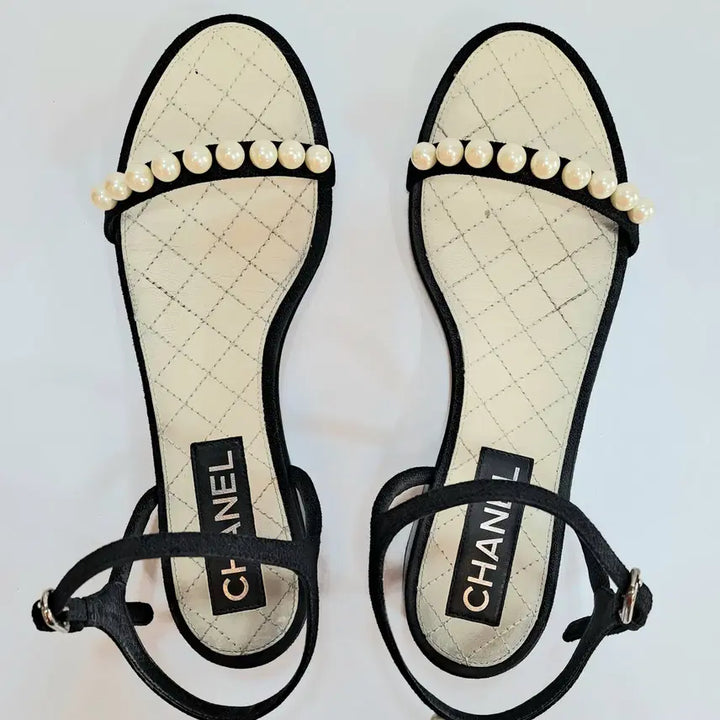 [BUNJANG] Chanel Pearl Embellished Suede Flat Sandals (Size 38C) / [CHANEL] 샤넬 진주 스트랩 샌들 38C