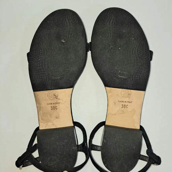 [BUNJANG] Chanel Pearl Embellished Suede Flat Sandals (Size 38C) / [CHANEL] 샤넬 진주 스트랩 샌들 38C