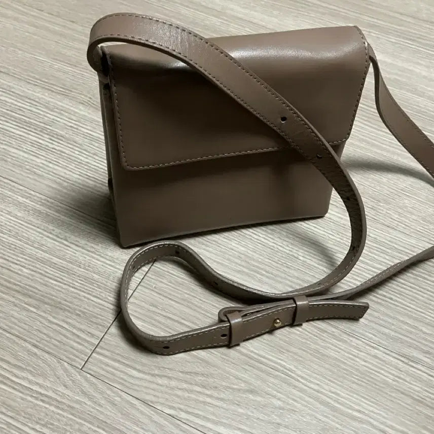 [BUNJANG] Flor Mini Crossbody Bag Mocha Beige / flor 플로르 미니백 미니 크로스백 모카 베이지