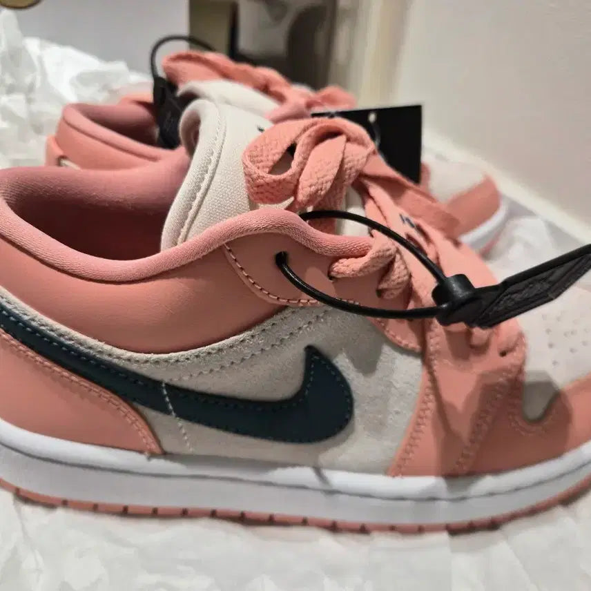 [BUNJANG] Nike Air Jordan 1 Low Pink Sneakers (New) / 나이키 에어 조던 1 로우 핑크 스니커즈 (새상품)