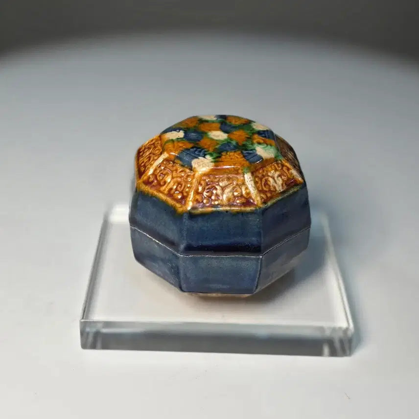 [BUNJANG] Tang Dynasty Sancai Glazed Octagonal Box with Cobalt Blue Glaze / 당삼채압출양각팔각합