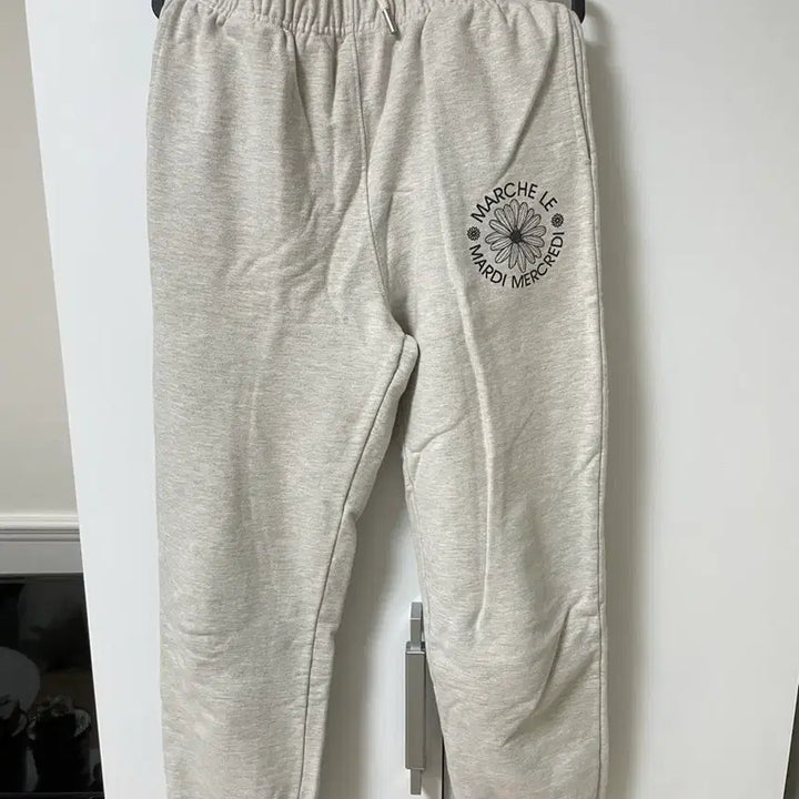 [BUNJANG] Mardi Mercredi Logo Sweatshirt &amp; Jogger Pants Set / 마르디 맨투맨 &amp; 조거팬츠 셋업 (가격대폭인하)