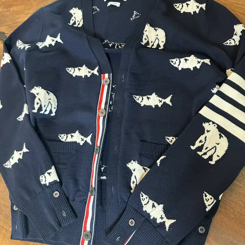 [BUNJANG] Thom Browne Bear &amp; Salmon Cardigan Dark Navy / (2) MKC350A Y1002 415 베어 살몬 톰브라운 가디건