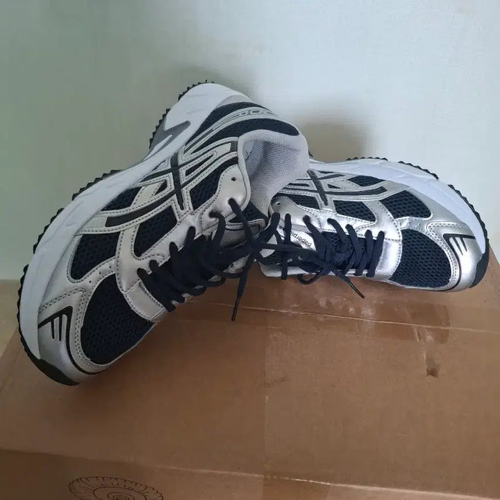 [BUNJANG] Silver/Navy Mesh Hiking/Trekking Shoes / 실버/네이비 메쉬 운동화