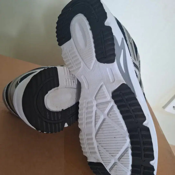 [BUNJANG] Silver/Navy Mesh Hiking/Trekking Shoes / 실버/네이비 메쉬 운동화