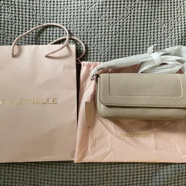 [BUNJANG] Coccinelle Hydra Cuir Small Crossbody Bag Beige / 코치넬레 Hydra Cuir 스몰 크로스백 베이지