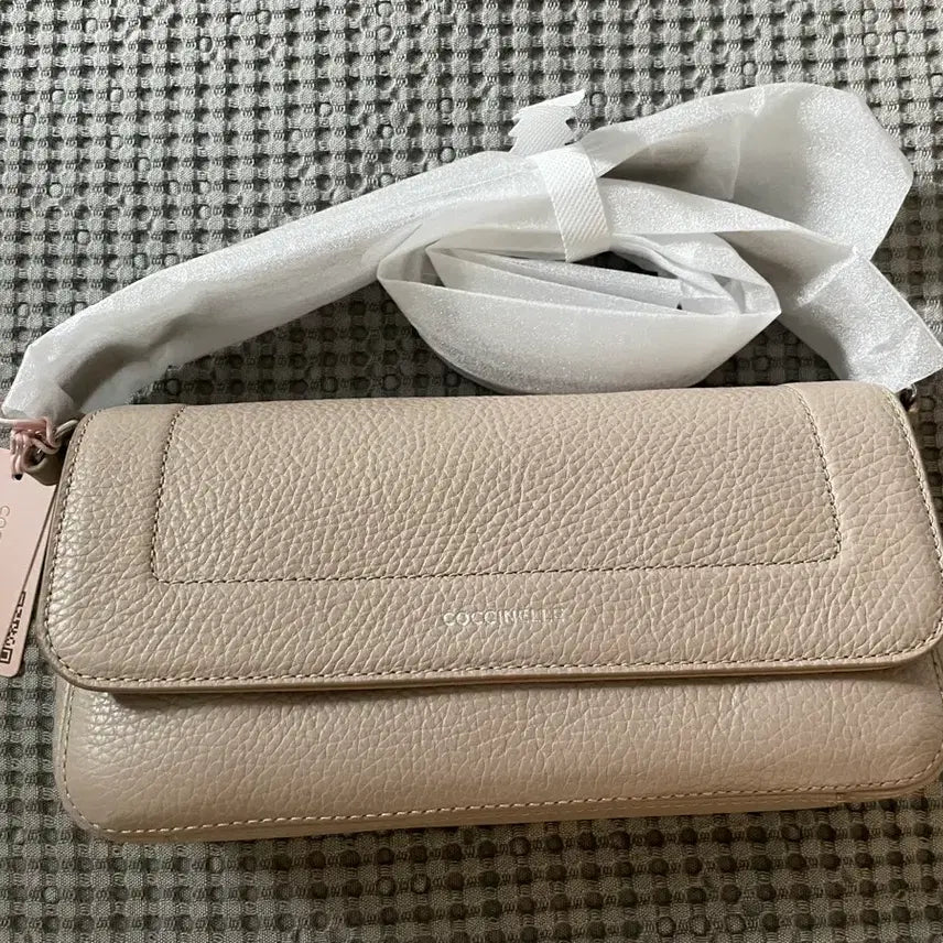 [BUNJANG] Coccinelle Hydra Cuir Small Crossbody Bag Beige / 코치넬레 Hydra Cuir 스몰 크로스백 베이지