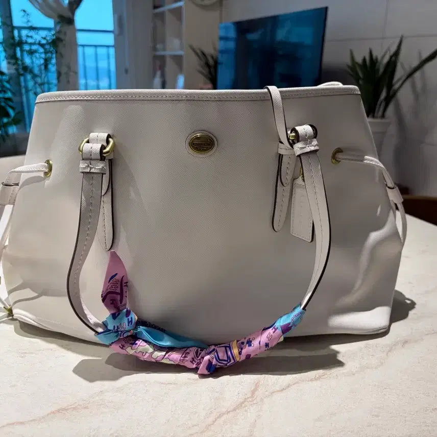 [BUNJANG] Coach White Leather Tote Bag + Scarf / 코치 화이트 레더 토트백 + 스카프