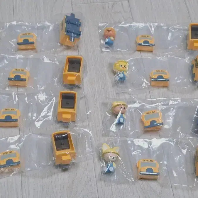 [BUNJANG] Stray Kids SKZOO Bus Figure Set (8 Pieces, Sealed) / 스트레이키즈 SKZOO 버스 피규어 가챠 미개봉 8개 세트