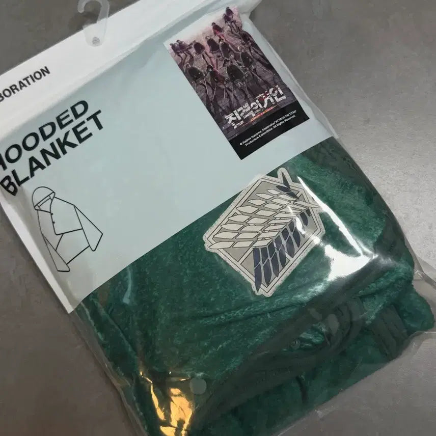 [BUNJANG] SPAO Attack on Titan Hoodie Blanket (Sealed) / 스파오 진격의거인 후드 담요 미개봉 새상품