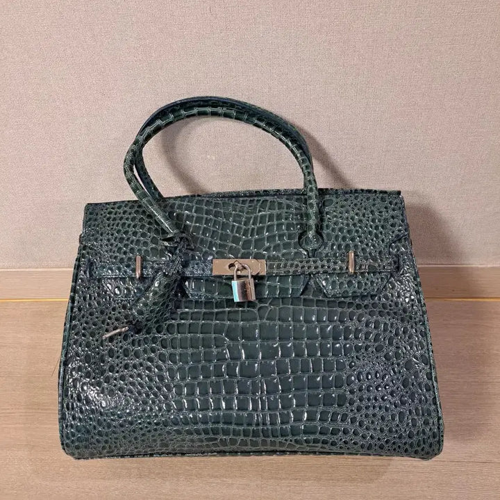 [BUNJANG] HARDY AMIES Emerald Green Crocodile Tote Bag / HARDY AMIES. 에메랄드 그린 악어백 토트백 스타일