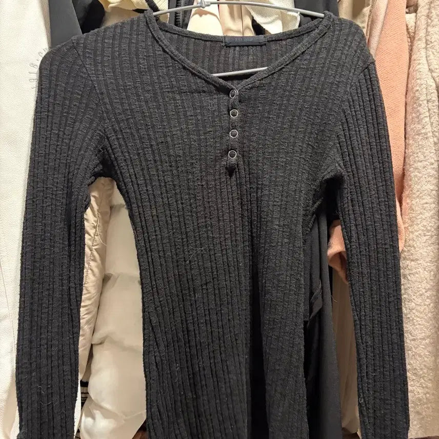 [BUNJANG] Black Ribbed Knit Long Sleeve Top with Button Detail / 블랙 골지 니트 긴팔티 단추 장식