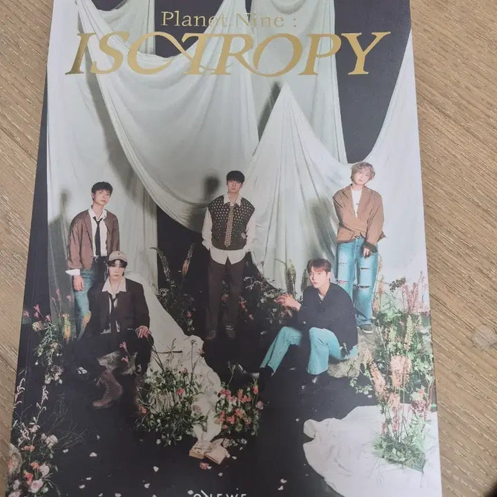 [BUNJANG] ONWE Planet Nine: ISOTROPY Mini Album / 온위 Planet Nine : ISOTROPY 미니앨범