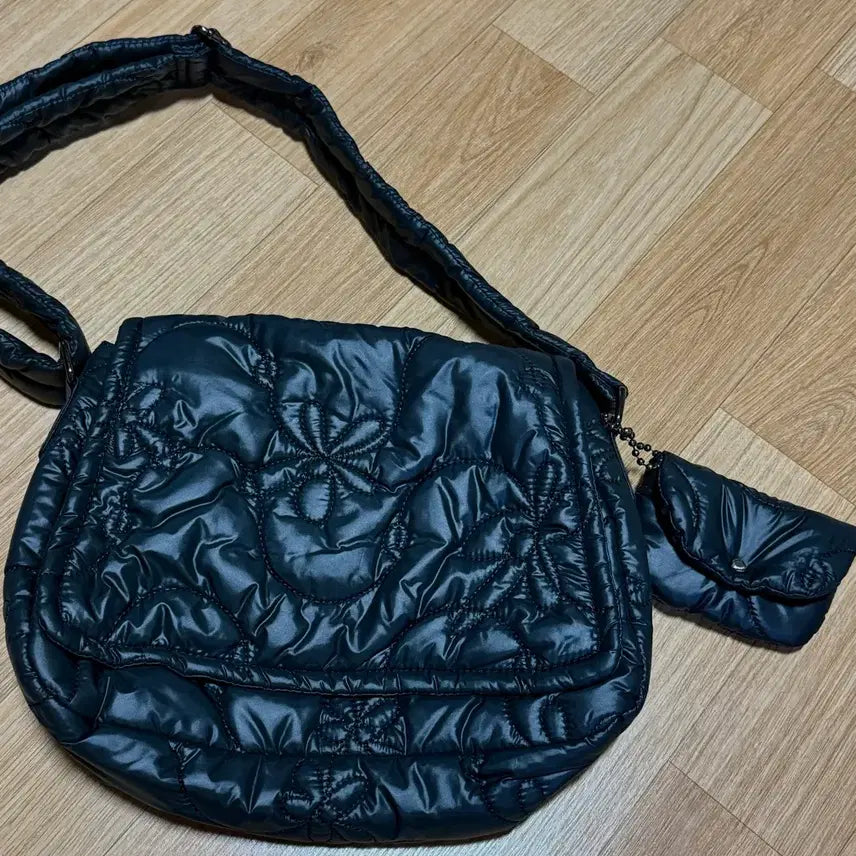 [BUNJANG] Archive APKE Puppy Messenger Bag Black / 아카이브앱크 퍼피 메신저백 블랙 팝니다