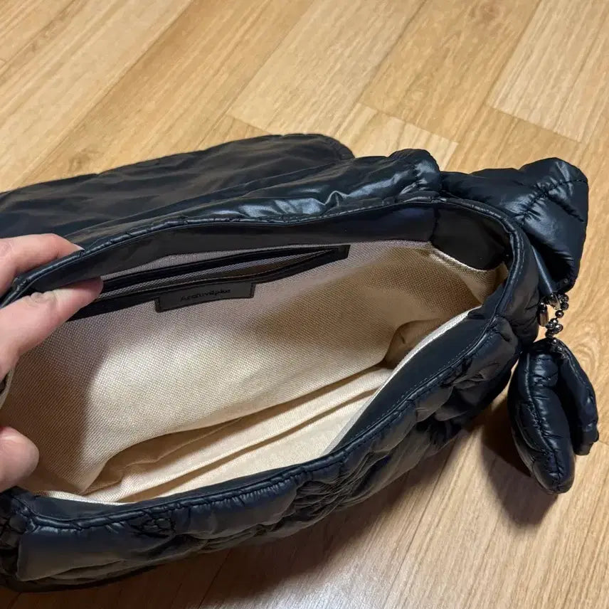 [BUNJANG] Archive APKE Puppy Messenger Bag Black / 아카이브앱크 퍼피 메신저백 블랙 팝니다