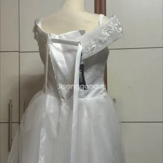 [BUNJANG] Off-the-Shoulder Wedding Dress with Floral Embellishments / 웨딩드레스