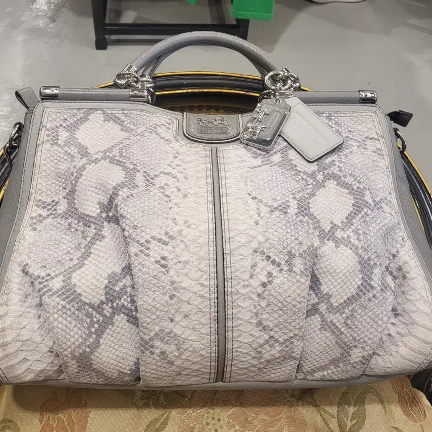 [BUNJANG] Coach Snakeskin Embossed Tote Bag Gray / 코치 뱀피 토트백 그레이