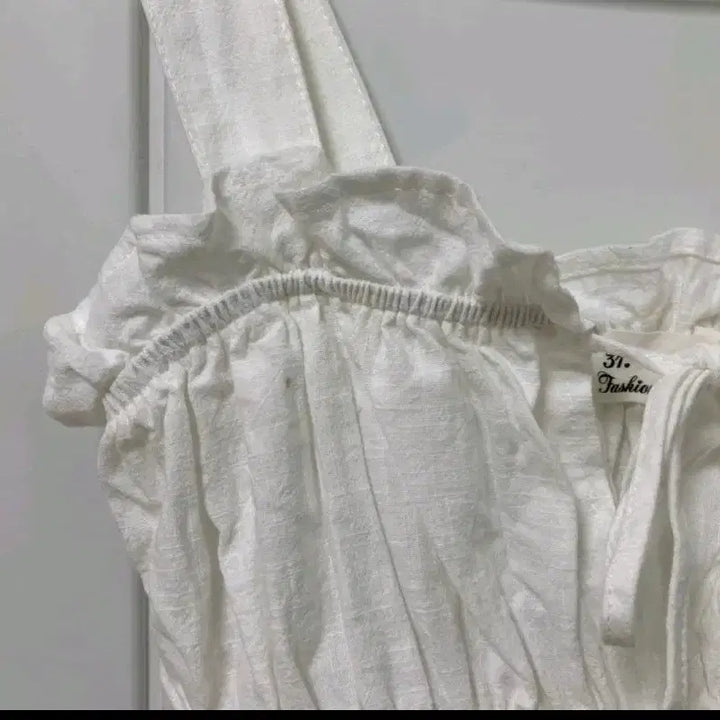 [BUNJANG] White Frill Strap Sleeveless Top / 화이트 프릴 끈 나시
