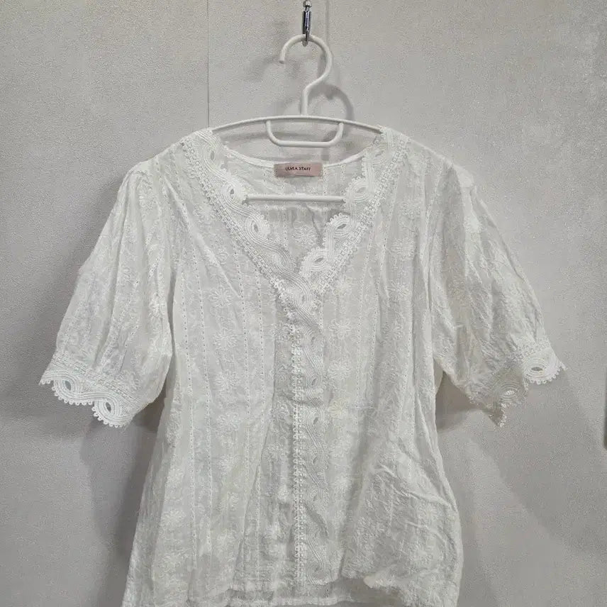 [BUNJANG] Eyelet Embroidery Blouse / 아일렛 자수블라우스