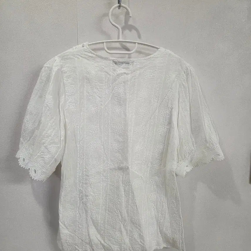 [BUNJANG] Eyelet Embroidery Blouse / 아일렛 자수블라우스