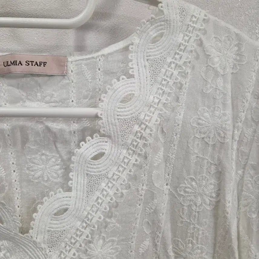 [BUNJANG] Eyelet Embroidery Blouse / 아일렛 자수블라우스