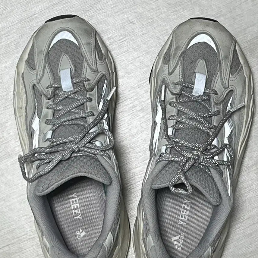 [BUNJANG] Adidas Yeezy 700 V2 Static Sneakers / 이지 700 V2 스태틱 265